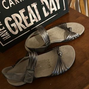 Vionic Strappy Flat Sandal - Very supportive - 9 wide Brand New - never worn!